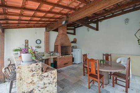 Casa à venda com 350m², 4 quartos e 3 vagas Casa à venda com 350m², 4 quartos e 3 vagasChurrasqueira