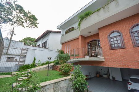 Casa à venda com 350m², 4 quartos e 3 vagas Casa à venda com 350m², 4 quartos e 3 vagasFachada
