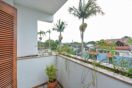 Casa à venda com 350m², 4 quartos e 3 vagas Casa à venda com 350m², 4 quartos e 3 vagasSacada