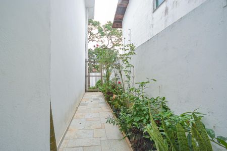 Casa à venda com 350m², 4 quartos e 3 vagas Casa à venda com 350m², 4 quartos e 3 vagasCorredor