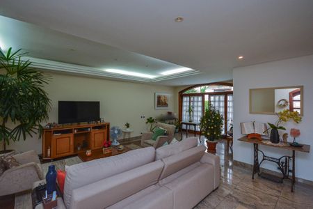 Casa à venda com 350m², 4 quartos e 3 vagas Casa à venda com 350m², 4 quartos e 3 vagasSala