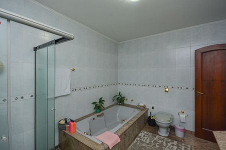 Casa à venda com 350m², 4 quartos e 3 vagas Casa à venda com 350m², 4 quartos e 3 vagasBanheiro da Suíte 1