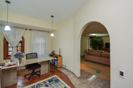 Casa à venda com 350m², 4 quartos e 3 vagas Casa à venda com 350m², 4 quartos e 3 vagasEscritório