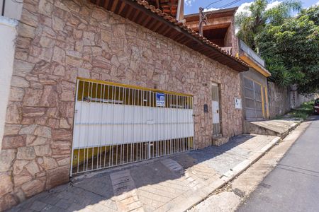 Casa à venda com 114m², 4 quartos e 1 vagaFachada