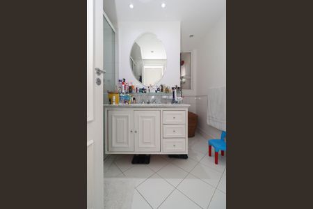 Apartamento à venda com 132m², 2 quartos e 2 vagas Apartamento à venda com 132m², 2 quartos e 2 vagasBanheiro da Suíte