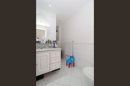 Apartamento à venda com 132m², 2 quartos e 2 vagas Apartamento à venda com 132m², 2 quartos e 2 vagasBanheiro da Suíte