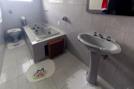 Casa à venda com 350m², 4 quartos e 2 vagasBanheiro 3