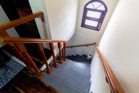 Casa à venda com 350m², 4 quartos e 2 vagasEscada