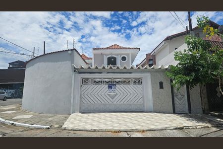Casa para alugar com 300m², 3 quartos e 2 vagas Casa para alugar com 300m², 3 quartos e 2 vagasFachada