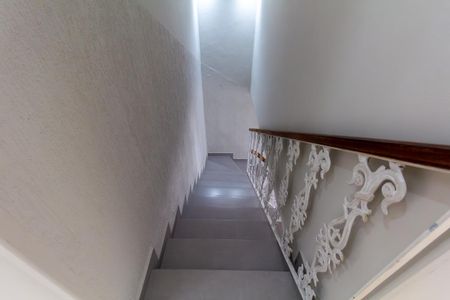 Casa para alugar com 300m², 3 quartos e 2 vagas Casa para alugar com 300m², 3 quartos e 2 vagasEscada