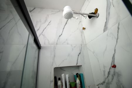 Banheiro de apartamento à venda com 1 quarto, 54m² em Olaria, Rio de Janeiro