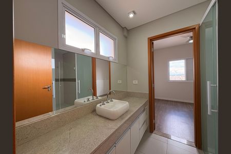 Apartamento à venda com 80m², 2 quartos e 2 vagasBanheiro da suíte 1