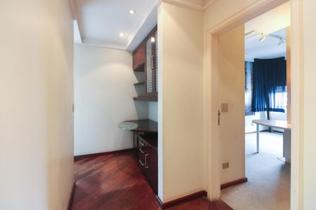 Apartamento à venda com 280m², 3 quartos e 3 vagasCorredor de Acesso aos Quartos 