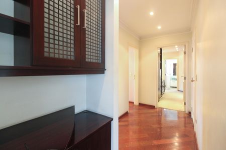 Apartamento à venda com 280m², 3 quartos e 3 vagasCorredor de Acesso aos Quartos 