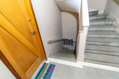 Apartamento à venda com 79m², 2 quartos e 1 vaga Apartamento à venda com 79m², 2 quartos e 1 vagaÁrea comum - Escadas
