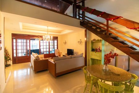 Sala de casa de condomínio à venda com 3 quartos, 380m² em Itaipu, Niterói