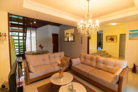 Casa de condomínio à venda com 380m², 3 quartos e 4 vagasSala