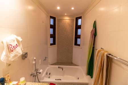 Casa de condomínio à venda com 380m², 3 quartos e 4 vagasBanheiro da Suíte