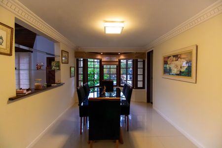 Sala de casa de condomínio à venda com 3 quartos, 380m² em Itaipu, Niterói