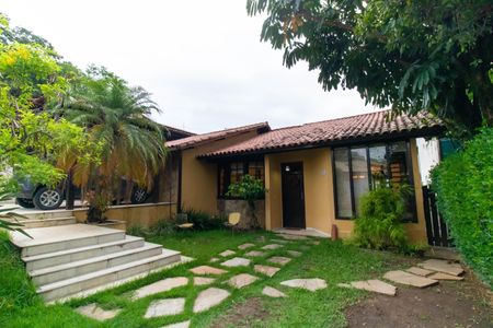 Casa de condomínio à venda com 380m², 3 quartos e 4 vagasFachada