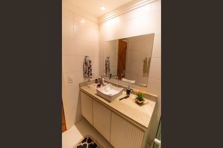 Casa de condomínio à venda com 380m², 3 quartos e 4 vagasBanheiro Social