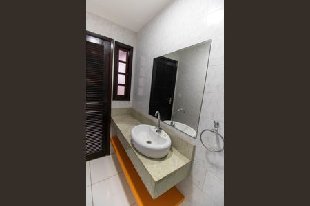 Casa de condomínio à venda com 380m², 3 quartos e 4 vagasBanheiro Externo