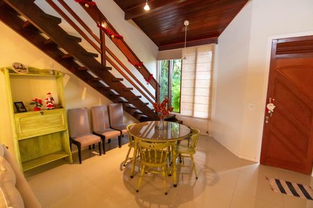 Sala de casa de condomínio à venda com 3 quartos, 380m² em Itaipu, Niterói