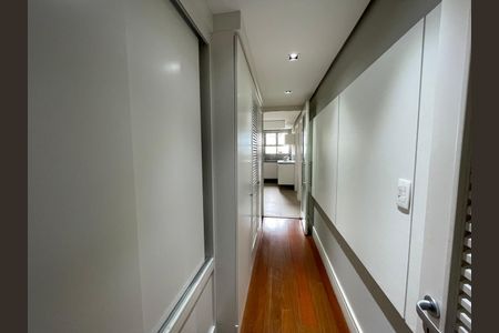 Apartamento para alugar com 320m², 4 quartos e 5 vagasCorredor para área de serviço
