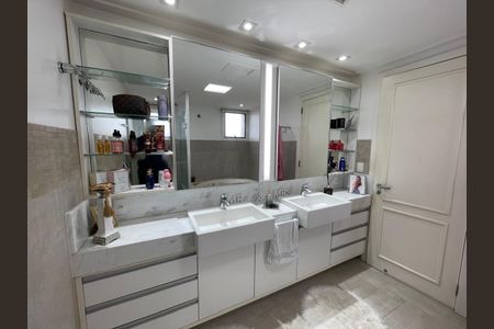 Apartamento para alugar com 320m², 4 quartos e 5 vagasBanheiro da Suíte 1