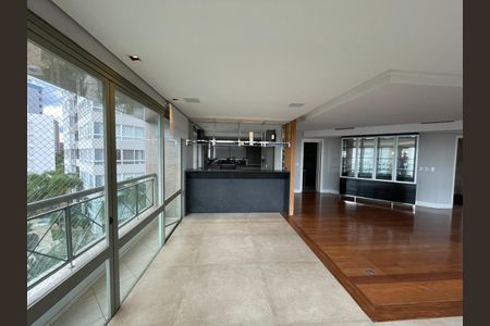 Apartamento para alugar com 320m², 4 quartos e 5 vagasSala com sacada integrada