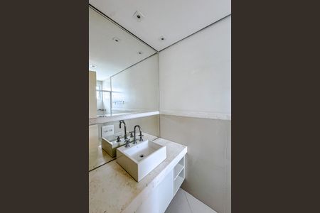 Apartamento à venda com 204m², 3 quartos e 4 vagasBanheiro da Suíte 2