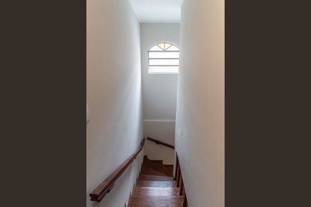 Casa à venda com 128m², 3 quartos e 2 vagas Casa à venda com 128m², 3 quartos e 2 vagasEscada