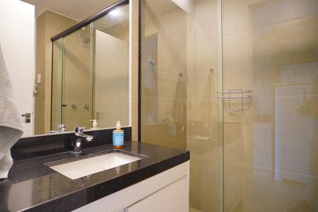 Banheiro de kitnet/studio para alugar com 1 quarto, 30m² em Auxiliadora, Porto Alegre