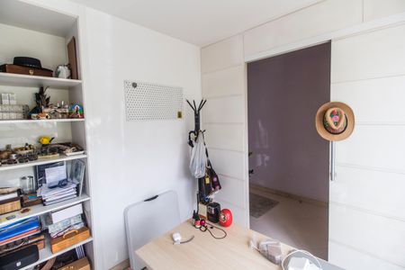 Casa de condomínio à venda com 230m², 4 quartos e 2 vagasEscritório