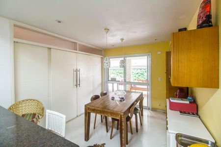 Casa de condomínio à venda com 230m², 4 quartos e 2 vagasCozinha