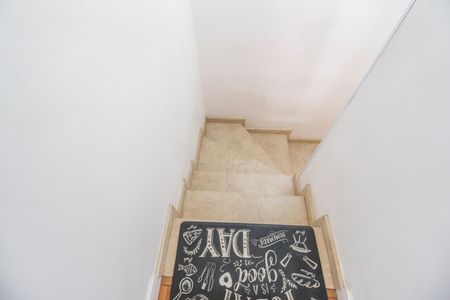 Casa de condomínio à venda com 230m², 4 quartos e 2 vagasEscada