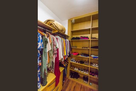 Casa de condomínio à venda com 230m², 4 quartos e 2 vagasCloset da Suíte 1