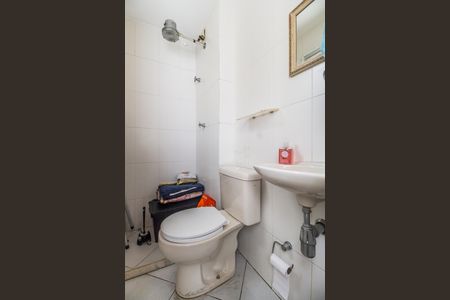 Casa de condomínio à venda com 230m², 4 quartos e 2 vagasBanheiro de Serviço