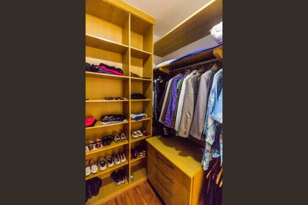 Casa de condomínio à venda com 230m², 4 quartos e 2 vagasCloset da Suíte 1
