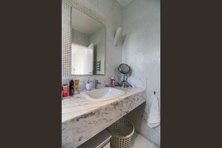 Casa de condomínio à venda com 230m², 4 quartos e 2 vagasBanheiro da Suíte 1