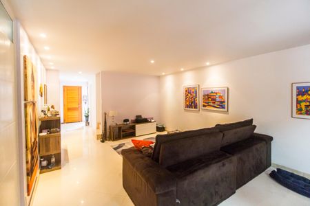 Casa de condomínio à venda com 230m², 4 quartos e 2 vagasSala