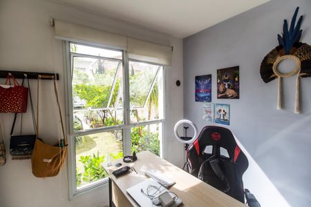 Casa de condomínio à venda com 230m², 4 quartos e 2 vagasEscritório