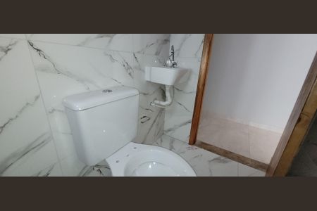 Banheiro de casa para alugar com 1 quarto, 35m² em Vila Sao Roberto, Itaquaquecetuba