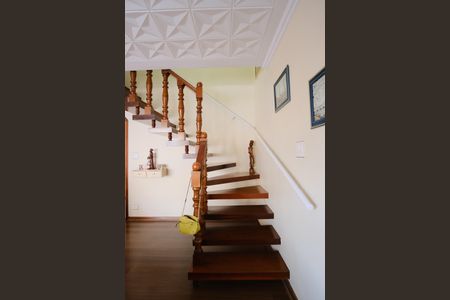 Casa à venda com 198m², 4 quartos e 3 vagasEscada