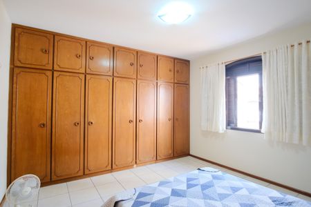 Casa à venda com 198m², 4 quartos e 3 vagasSuíte