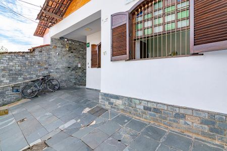 Casa à venda com 300m², 5 quartos e 2 vagasGaragem