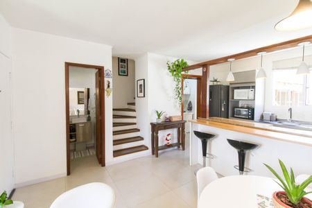 Casa de condomínio à venda com 94m², 3 quartos e 2 vagasSala