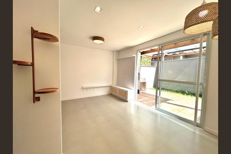 Casa de condomínio para alugar com 80m², 2 quartos e 2 vagasSala