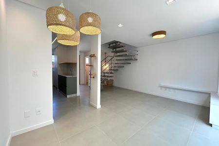 Sala de casa de condomínio para alugar com 2 quartos, 80m² em Morro das Pedras, Florianópolis