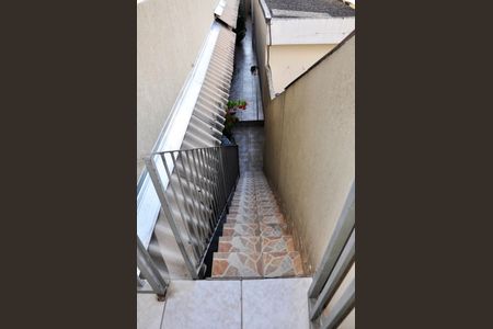 Casa para alugar com 100m², 3 quartos e 1 vagaEscada do Hall de entrada